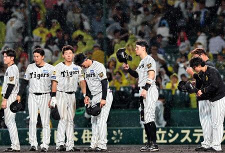 降り注ぐ雨の中、スタンドのファンにあいさつする佐藤輝ら（撮影・田中太一）