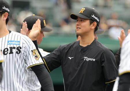 ソフトバンクに勝利し、ナインとハイタッチをかわす岡留（撮影・坂部計介）