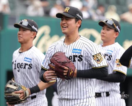 ７回、２死満塁のピンチを凌ぎ、笑顔でベンチに戻る岡留（中央）＝撮影・坂部計介