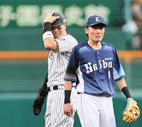 ２回、安打で出塁した佐藤輝は二塁上で源田にあいさつする（撮影・田中太一）