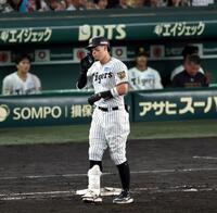 ７回、中飛に倒れる佐藤輝（撮影・山口登）