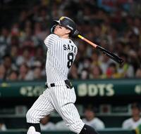 ９回、２ランを放つ佐藤輝（撮影・田中太一）