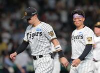 西武に敗れ、グラウンドを後にする佐藤輝（左）と森下（撮影・西田忠信）