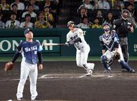 ９回、左中間に三塁打を放つ森下（投手・岩城、捕手・古賀）＝撮影・山口登