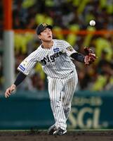 　７回、長谷川の打球をファンブルする小幡