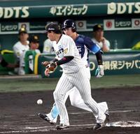 　７回、小幡の送球がそれ、大山が捕球できず（撮影・山口登）