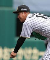 ６回、登板し、汗を飛ばし力投する伊原（撮影・坂部計介）