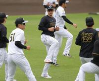ファームに合流した小幡（中央）＝撮影・坂部計介