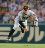 ４回、本塁へ悪送球する佐藤輝（撮影・西田忠信）