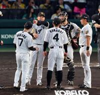 ４回、西勇（左から２人目）が追加点を許し阪神ナインがマウンド集まる（撮影・山口登）
