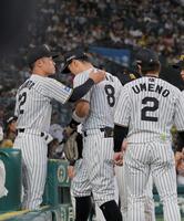 ４回に失策し、肩を落としてベンチに戻る佐藤輝（中央）＝撮影・西田忠信