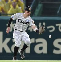 ４回、西川の打球をファンブルする佐藤輝（撮影・田中太一）