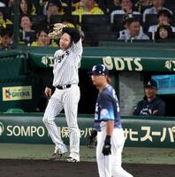 ４回、ピンチを迎える西勇（撮影・山口登）