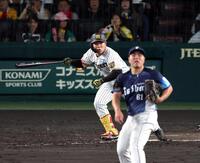 ５回、中前に適時打を放つ嶋村（投手・平良）＝撮影・山口登
