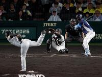 ８回、工藤のネビンへの投球は１６１キロをマークする（撮影・山口登）
