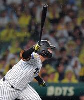 ５回、適時打を放つ嶋村（撮影・西田忠信）