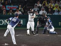 ９回、四球で出塁する佐藤輝（投手・岩城、捕手・古賀）＝撮影・山口登
