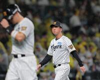 西武に連敗し引き揚げる藤川監督。左は佐藤輝（撮影・西田忠信）