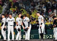 降り注ぐ雨の中、スタンドのファンにあいさつする佐藤輝ら（撮影・田中太一）