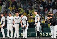 降り注ぐ雨の中、スタンドのファンにあいさつする佐藤輝ら（撮影・田中太一）