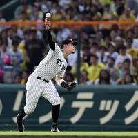 ４回、西川の打球を本塁へ悪送球する佐藤輝（撮影・田中太一）