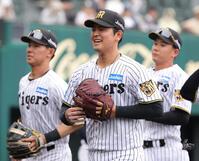 ７回、２死満塁のピンチを凌ぎ、笑顔でベンチに戻る岡留（中央）＝撮影・坂部計介