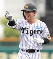 ４回、代打・糸原は左前に適時打を放ち、一塁上で笑顔を見せる（撮影・坂部計介）