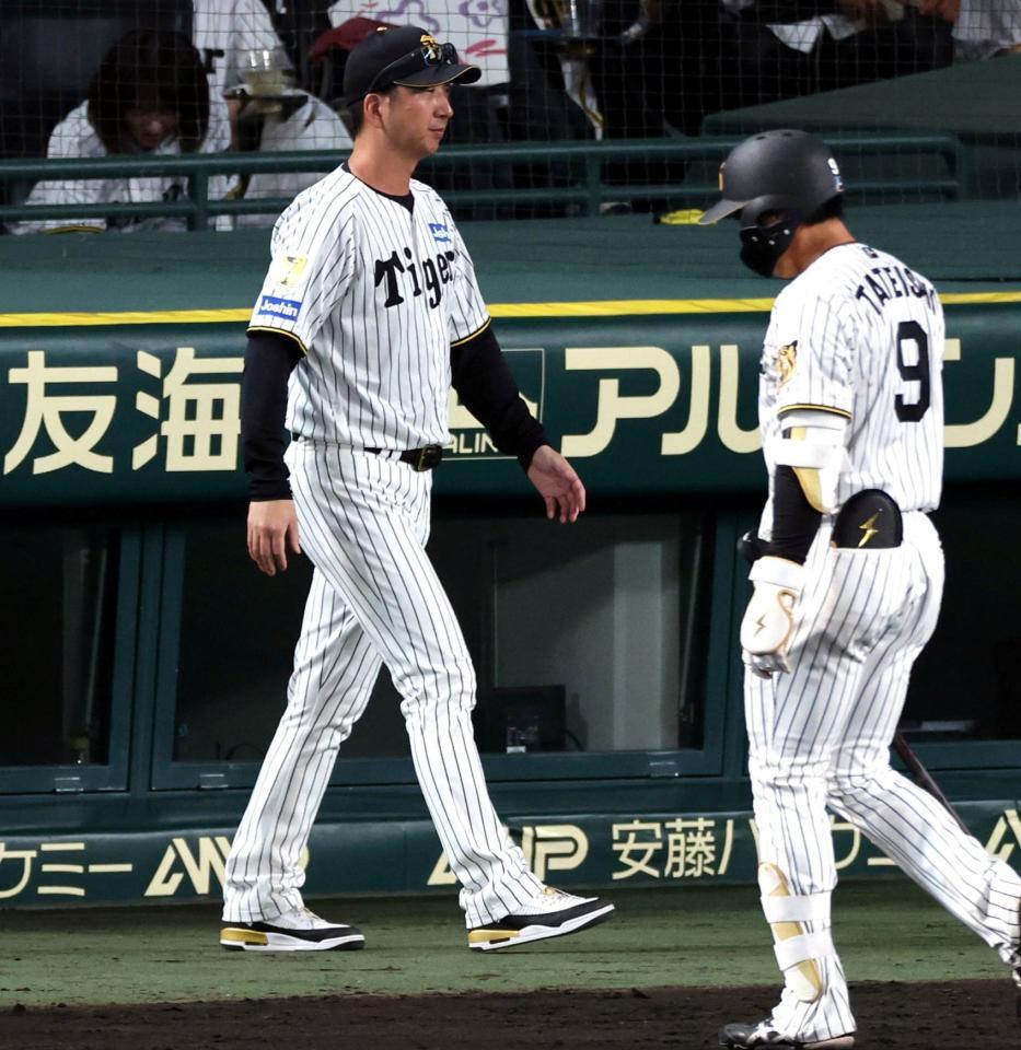 ７回を終え、投手交代を告げに向かう藤川監督（右は立石）＝撮影・山口登