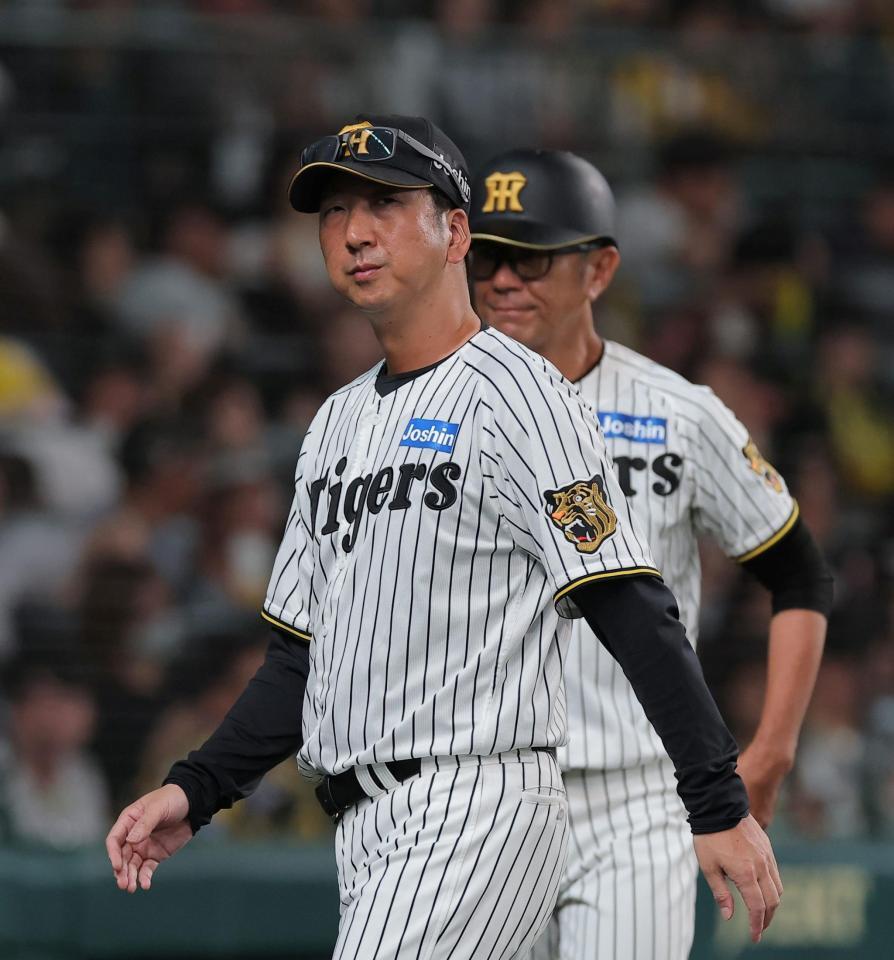 ８回、選手交代を告げベンチに戻る藤川監督（撮影・西田忠信）