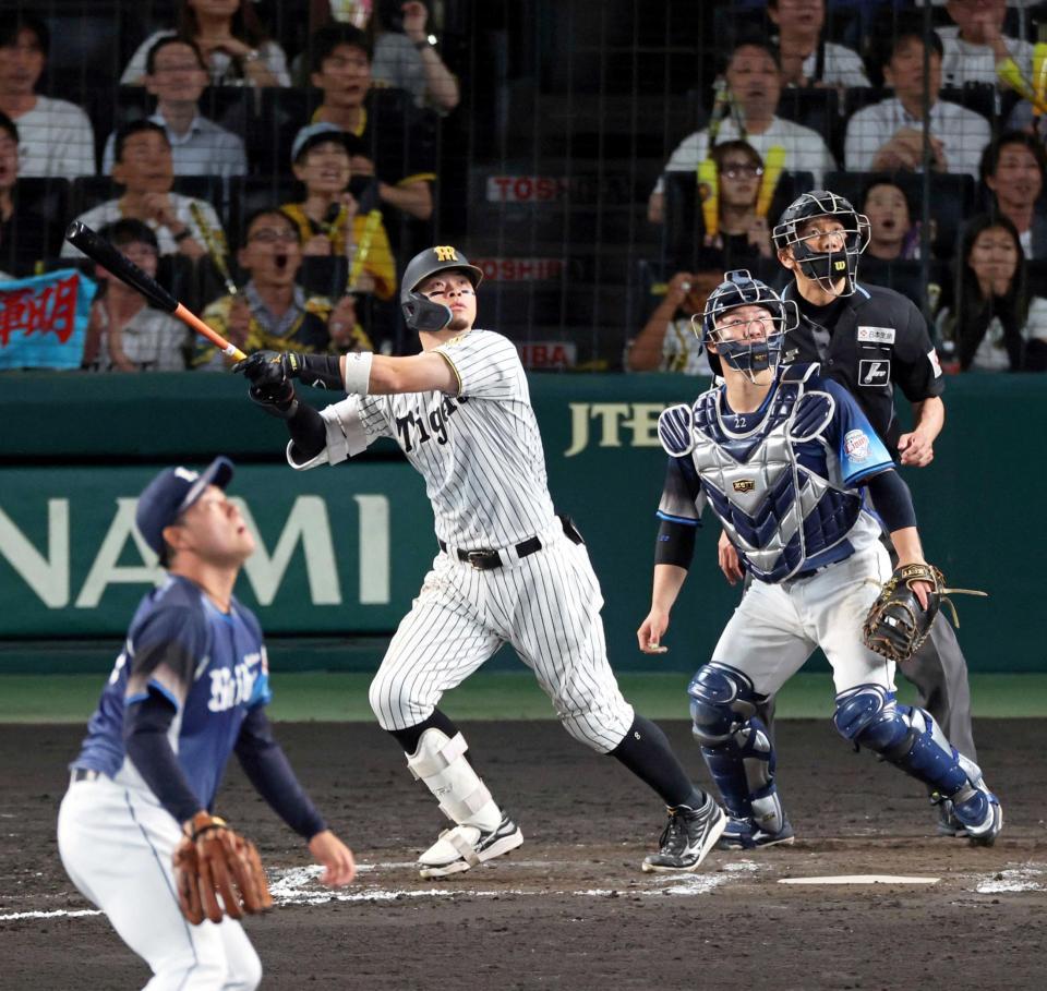 　９回、１５号２ランを放つ佐藤輝（撮影・山口登）