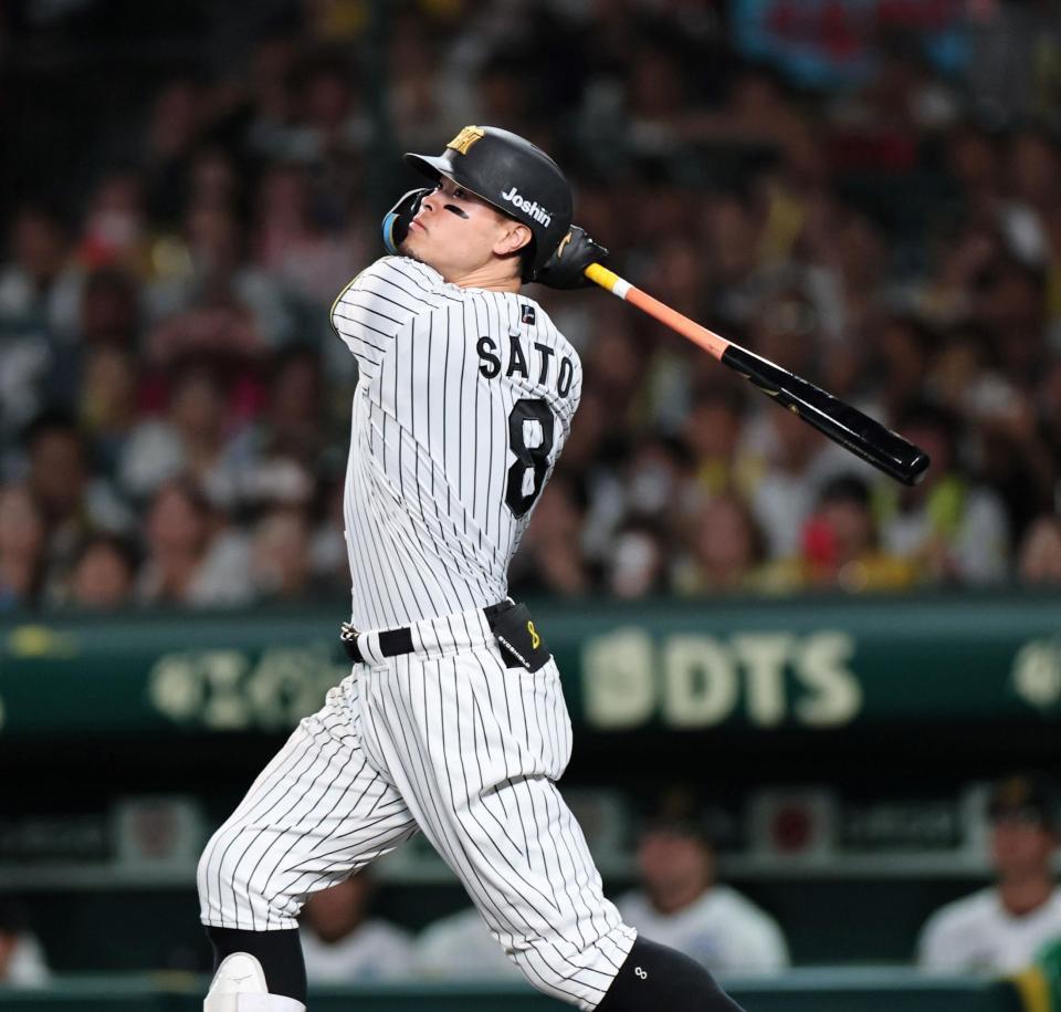 ９回、２ランを放つ佐藤輝（撮影・田中太一）