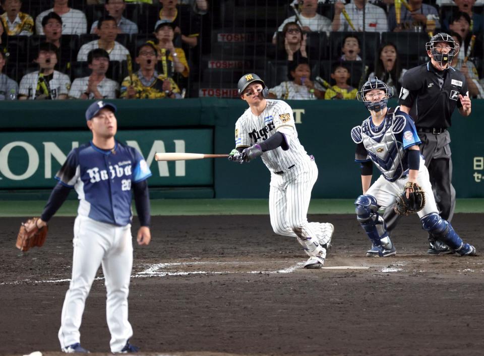 ９回、左中間に三塁打を放つ森下（投手・岩城、捕手・古賀）＝撮影・山口登
