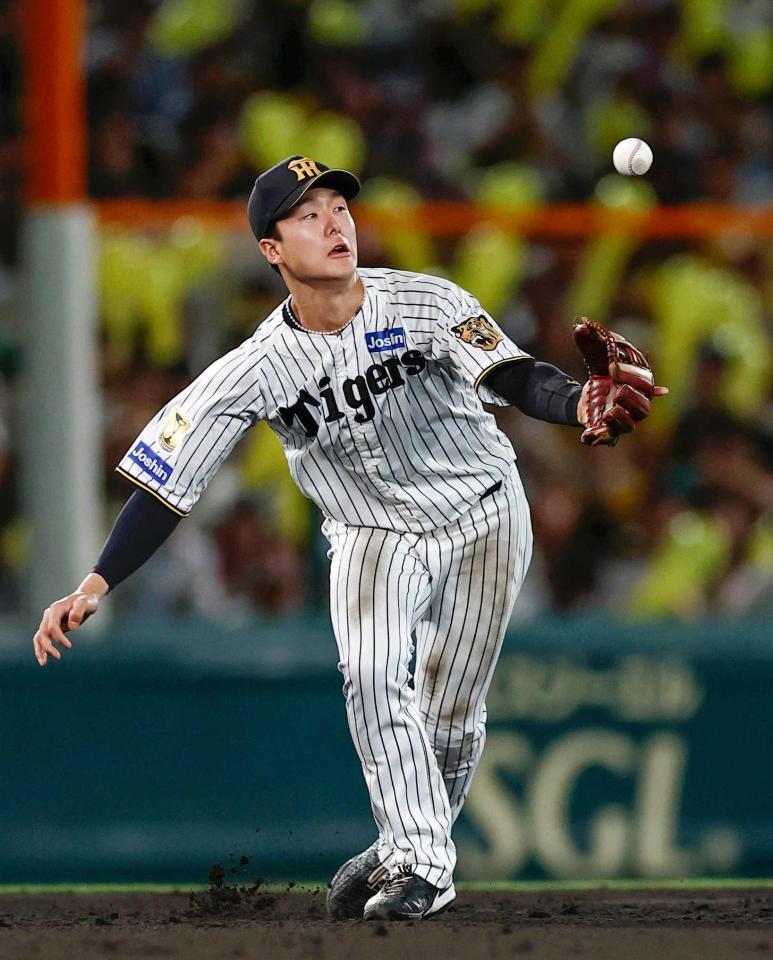 　７回、長谷川の打球をファンブルする小幡