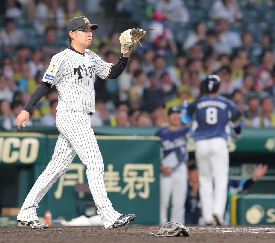 ４回塁、西川の適時打と佐藤輝の失策で２点を失った西勇（撮影・西田忠信）