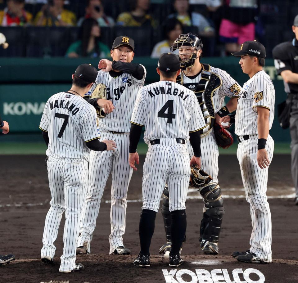 ４回、西勇（左から２人目）が追加点を許し阪神ナインがマウンド集まる（撮影・山口登）
