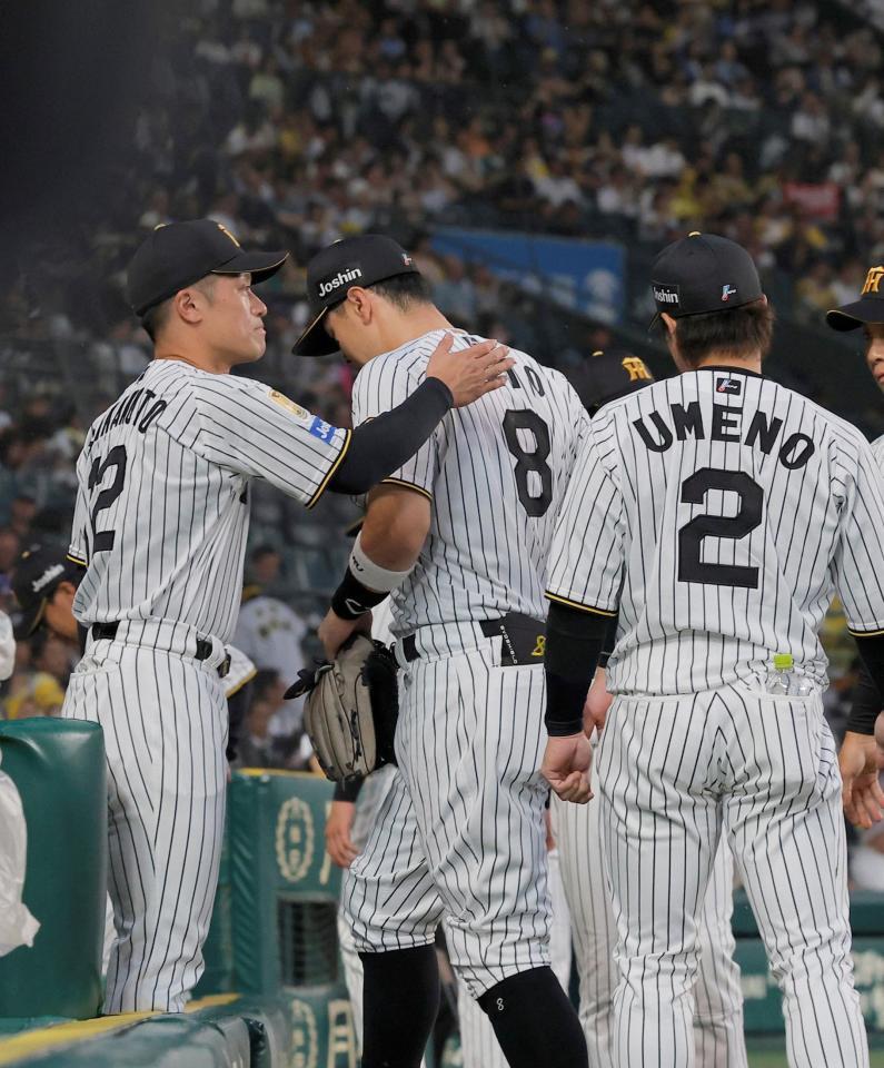 ４回に失策し、肩を落としてベンチに戻る佐藤輝（中央）＝撮影・西田忠信