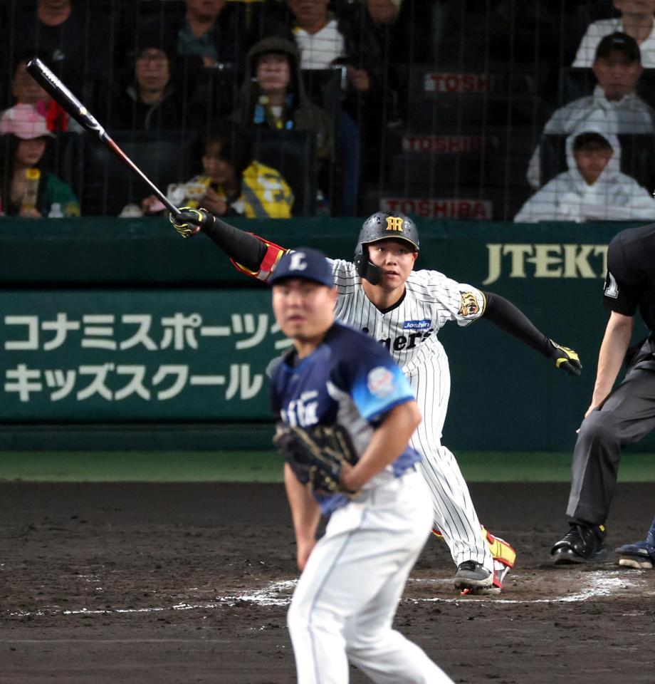 ５回、中前に適時打を放つ嶋村（投手・平良）＝撮影・山口登