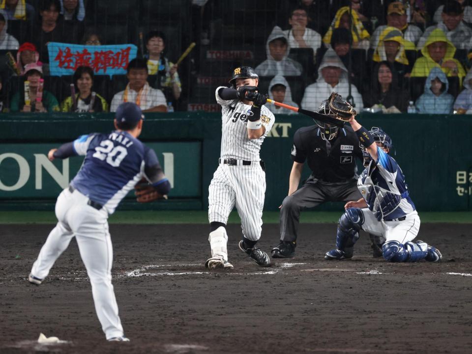 ９回、四球で出塁する佐藤輝（投手・岩城、捕手・古賀）＝撮影・山口登