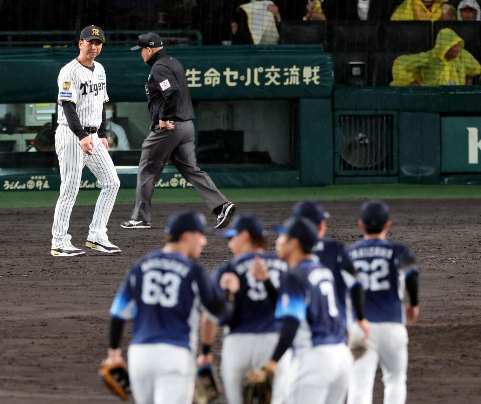 西武に連敗し、藤川監督はベンチを出てファンにあいさつへと向かう（撮影・山口登）