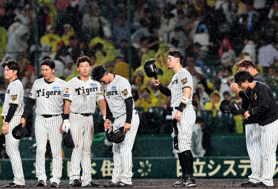 降り注ぐ雨の中、スタンドのファンにあいさつする佐藤輝ら（撮影・田中太一）