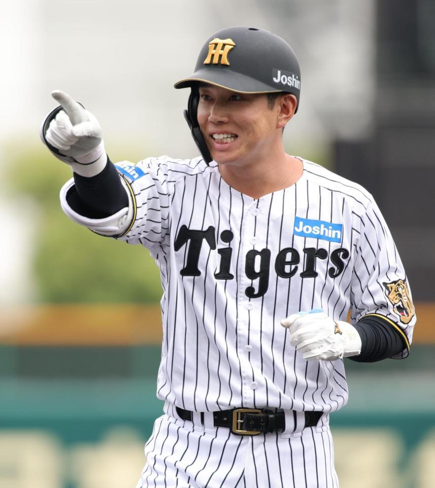 ４回、代打・糸原は左前に適時打を放ち、一塁上で笑顔を見せる（撮影・坂部計介）