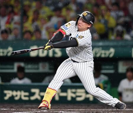 ５回、適時打を放つ嶋村（撮影・田中太一）