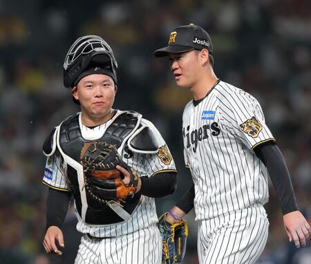 ９回を投げ終えた及川（右）とベンチに戻る嶋村（撮影・西田忠信）