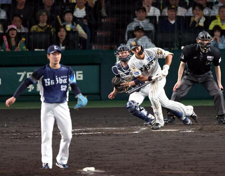 ８回、遊ゴロに倒れる立石（投手・篠原、捕手・古賀）＝撮影・山口登