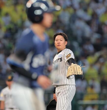 ３回、死球を与えた滝沢（手前）に声をかける西勇（撮影・西田忠信）