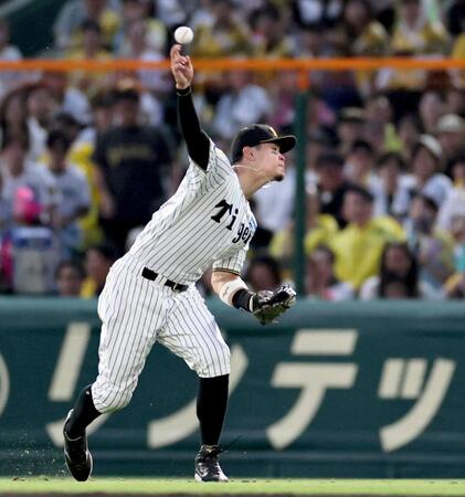 　４回、本塁へ悪送球する佐藤輝（撮影・田中太一）