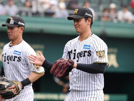６回１イニングを無失点に抑え、グラブをたたきながらベンチに戻る岡留（撮影・坂部計介）