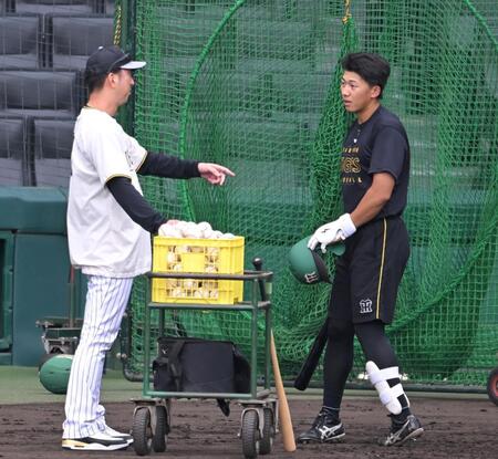 藤川監督（左）からアドバイスを受ける立石（撮影・飯室逸平）