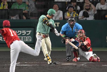 ５回、左前打を放つ高橋（撮影・飯室逸平）