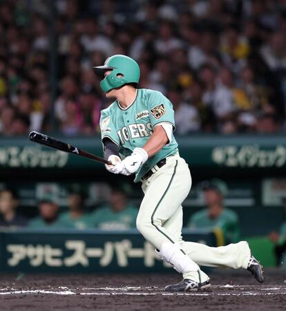 ６回、右前に適時打を放つ立石（撮影・山口登）